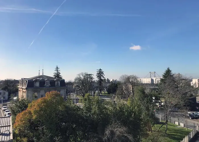 Superbe Proche Bordeaux Pied Du Tram Lormont